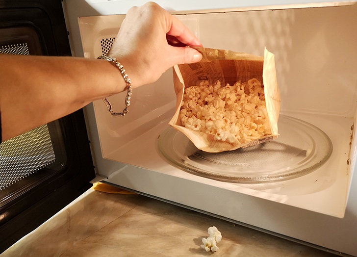 How To Remove Burnt Popcorn Odor From Microwave